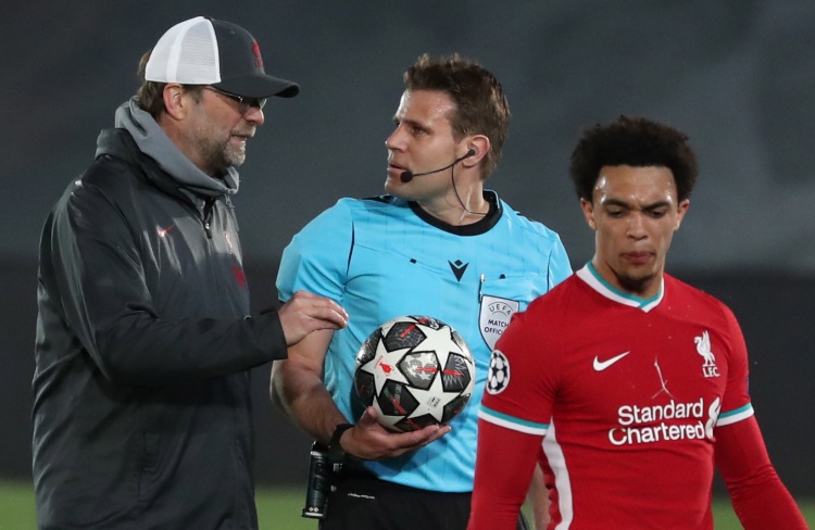 湖人浓眉哥篮下统治力助球队获胜（浓眉篮下称霸助湖人取胜）