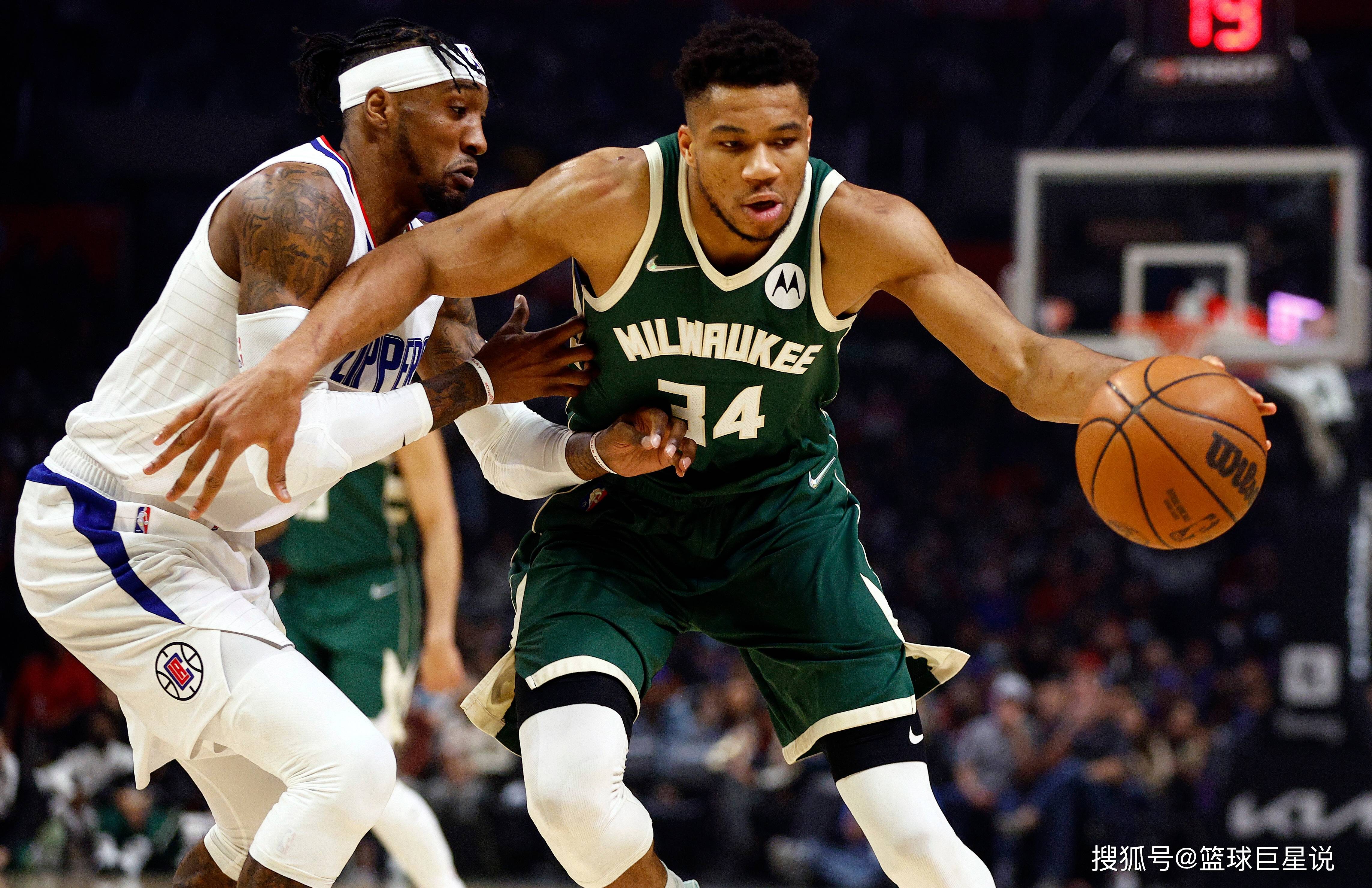 门将助攻前锋！离谱名场面（门将送出助攻，前锋破门上演离谱一幕）