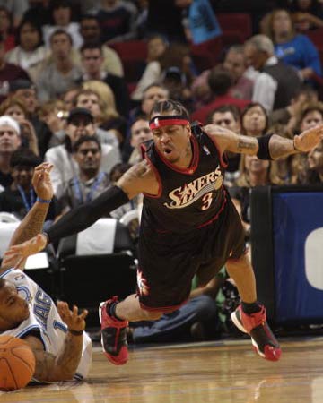 主持人爆料：麦金在圣米伦时，曾被队友扔出的训练杆刺伤大腿（主持人透露：麦金效力圣米伦期间曾被队友掷出的训练杆刺伤大腿）