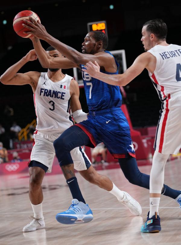 英超战报：曼城2-1战胜切尔西,（英超快讯：曼城2比1击败切尔西）