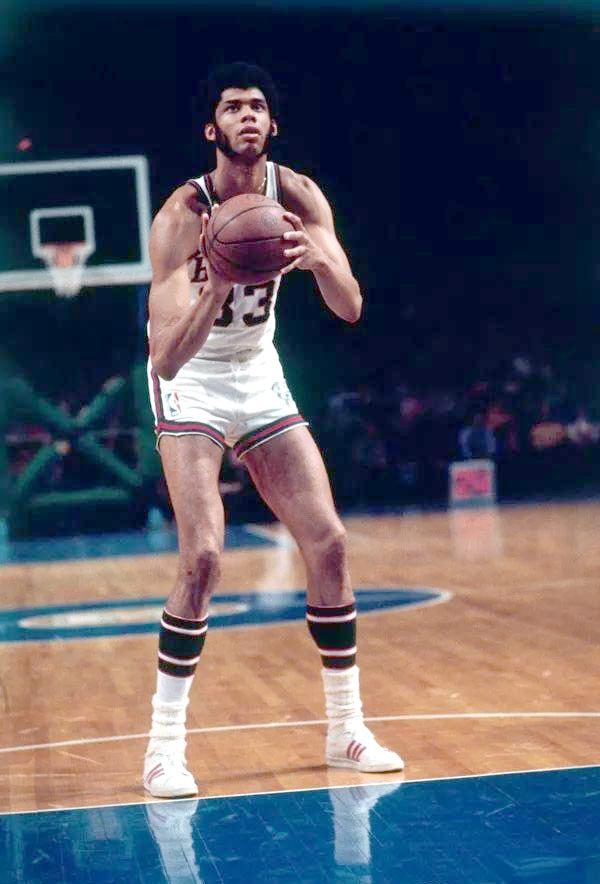 记者：谢维军在昨天的比赛中肋骨又裂了（记者透露：谢维军昨日比赛中肋骨再度骨裂）