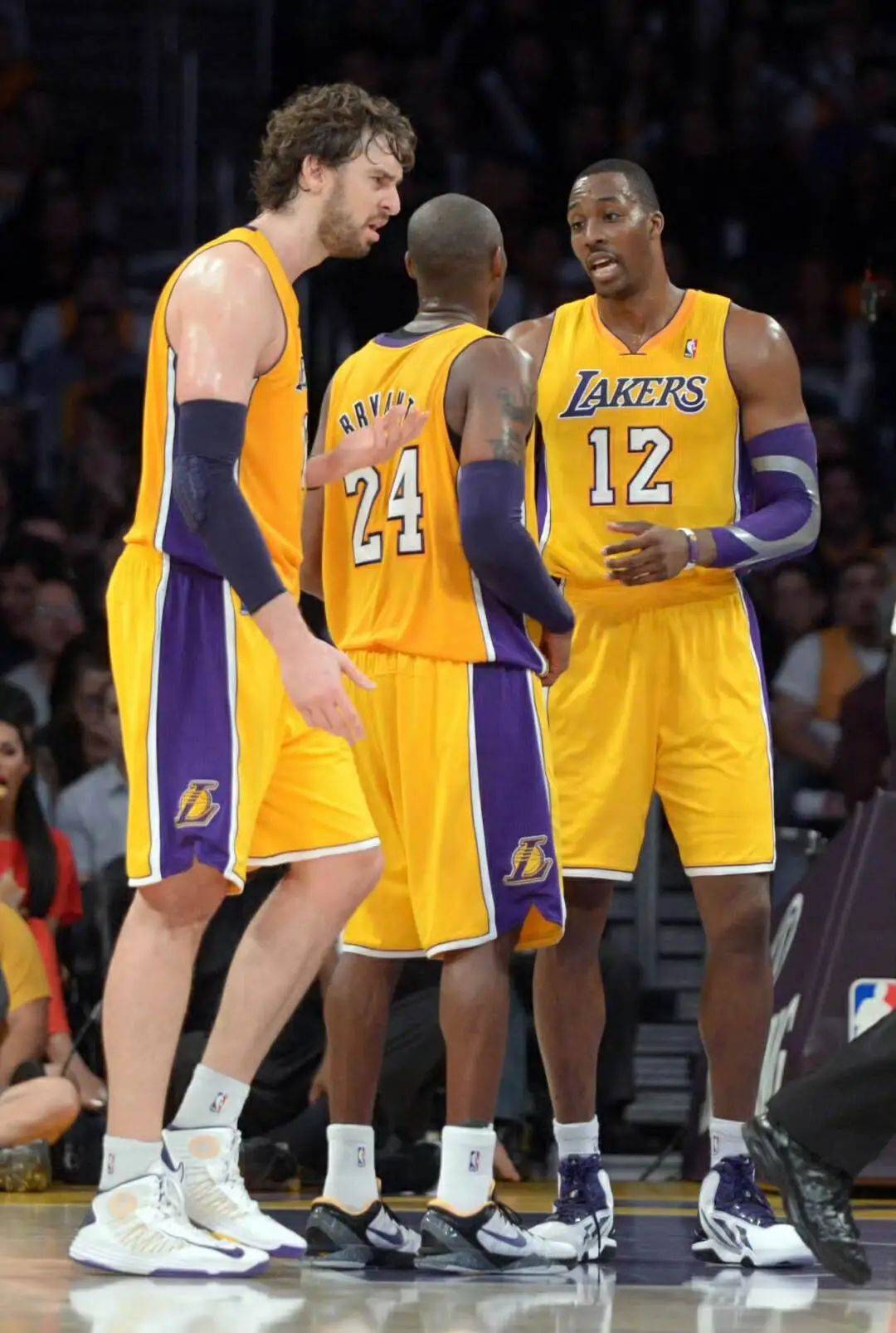 甘超对阿奇姆彭做闭嘴手势，钟义浩扳平比分后做同样手势回击（甘超向阿奇姆彭做噤声手势，钟义浩扳平后以同样动作回敬）