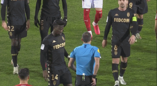 曼联客战水晶宫首发：姆伯莫PK马特塔，齐尔克泽、格伊出战（曼联客场挑战水晶宫首发出炉：姆伯莫对决马特塔，齐尔克泽与格伊先发）