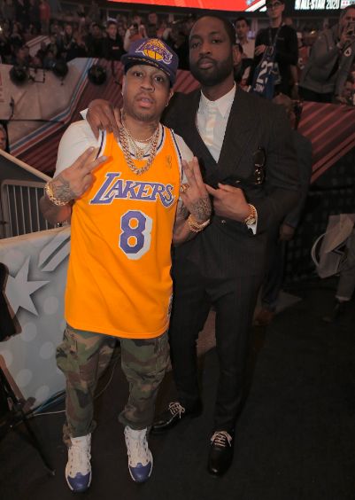 齐达内访华与樊振东互动，展现球技，赞其乒乓球成就，两人友好交流，共话皇马。（齐达内访华与樊振东同台互动，秀球技点赞其乒乓成就，友好交流共话皇马）